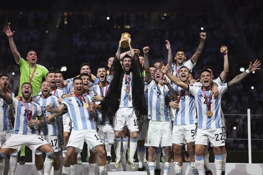 Lionel Messi, de Argentina, festeja con sus compa?eros de equipo durante la ceremonia de premiación de la Copa Mundial de la FIFA 2022, en el Estadio Lusail, en Lusail, Qatar, el 18 de diciembre de 2022. (Xinhua/Cao Can)