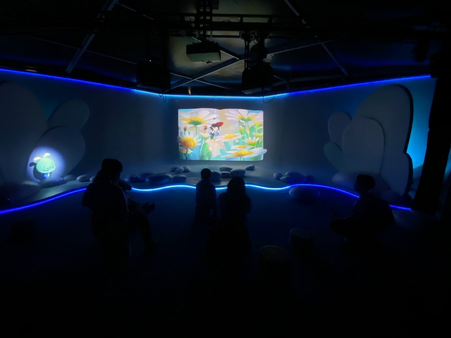 Visitantes recorren una sala en la que se exhiben tecnologías de lectura holográfica para ni?os, durante la primera Conferencia Nacional de Lectura en Beijing, la capital de China, el 23 de abril de 2022. (Xinhua/Luo Xin)