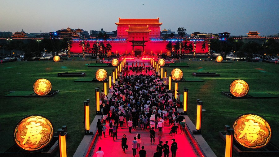 Vista aérea de turistas atravesando el 30 de abril de 2023 la Puerta Yongning de la muralla antigua de la ciudad de Xi'an, capital de la provincia de Shaanxi, noroeste de China. (Xinhua/Liu Xiao)
