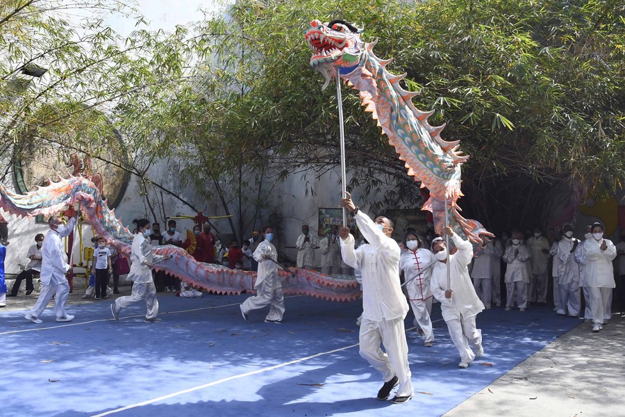 Imagen del 16 de marzo de 2022 de alumnos de la escuela Cubana de Wushu y Qiqong realizando la danza del dragón durante el inicio de las actividades por el 175o aniversario de la llegada a Cuba de los primeros chinos, en la Casa de Artes y Tradiciones Chinas, en La Habana, capital de Cuba. (Xinhua/Joaquín Hernández)