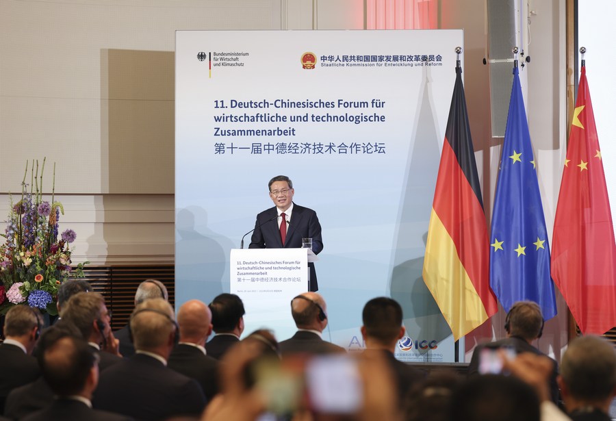 El primer ministro chino, Li Qiang, pronuncia un discurso mientras asistía a la ceremonia de clausura del XI Foro de Cooperación Económica y Técnica China-Alemania con el canciller alemán, Olaf Scholz, en Berlín, Alemania, el 20 de junio de 2023. (Xinhua/Ding Haitao)
