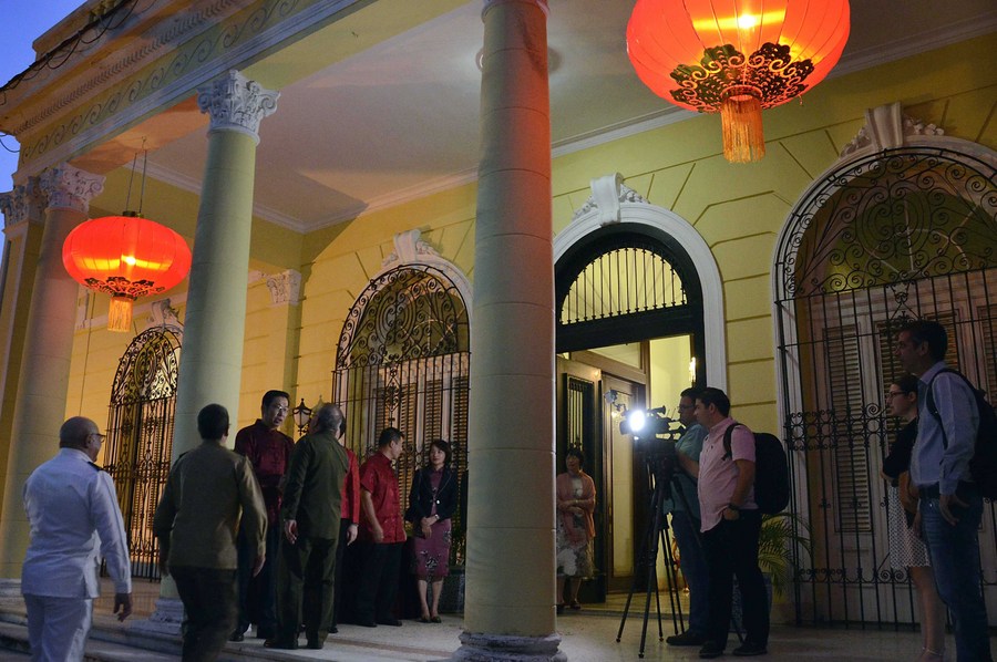 Imagen del 1 de febrero de 2019 del embajador de China en Cuba, Chen Xi, recibiendo a los invitados a la recepción para celebrar la llegada del A?o Nuevo Lunar chino, en la embajada de China en Cuba, en La Habana, Cuba. (Xinhua/Joaquín Hernández)