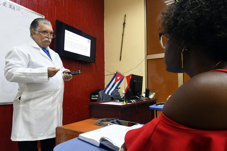 LA HABANA, 7 julio, 2023 (Xinhua) -- Imagen del 5 de julio de 2023 del especialista en medicina tradicional china, Carlos Antonio Delgado (i), impartiendo una clase en un aula del Instituto Confucio, en La Habana, capital de Cuba. Desde hace 40 a?os, el cubano Carlos Antonio Delgado es un apasionado de la medicina tradicional china, una especialidad que no sólo aplica en la labor clínica diaria, sino que además utiliza para la formación de nuevos especialistas. (Xinhua/Joaquín Hernández)