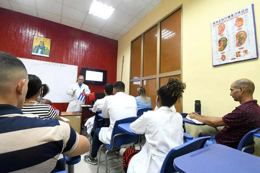LA HABANA, 7 julio, 2023 (Xinhua) -- Imagen del 5 de julio de 2023 del especialista en medicina tradicional china, Carlos Antonio Delgado (c-atrás), impartiendo una clase en un aula del Instituto Confucio, en La Habana, capital de Cuba. Desde hace 40 a?os, el cubano Carlos Antonio Delgado es un apasionado de la medicina tradicional china, una especialidad que no sólo aplica en la labor clínica diaria, sino que además utiliza para la formación de nuevos especialistas. (Xinhua/Joaquín Hernández)