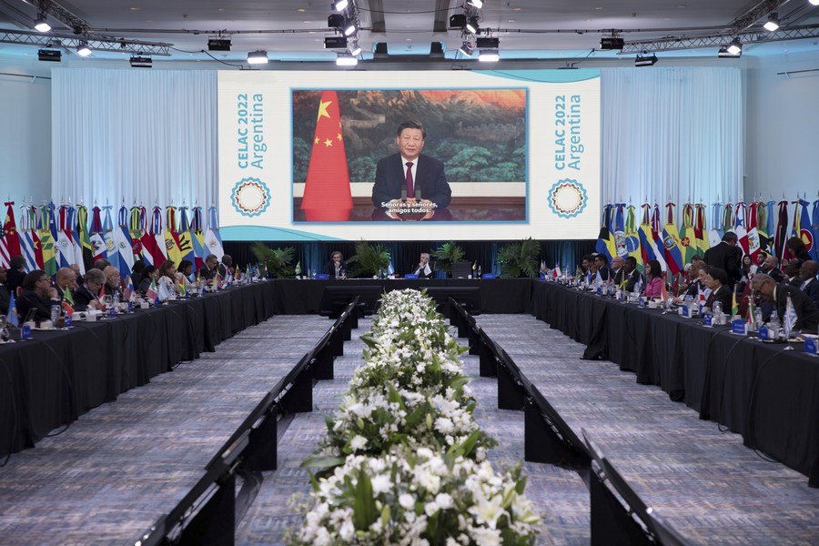 A invitación del presidente argentino, Alberto Fernández, presidente rotativo de la Comunidad de Estados Latinoamericanos y Caribe?os (CELAC), el presidente chino, Xi Jinping, envía un mensaje de video a la XII Cumbre de CELAC. La cumbre se celebró en Buenos Aires, capital de Argentina, el 24 de enero, 2023. (Xinhua/Martin Zabala)