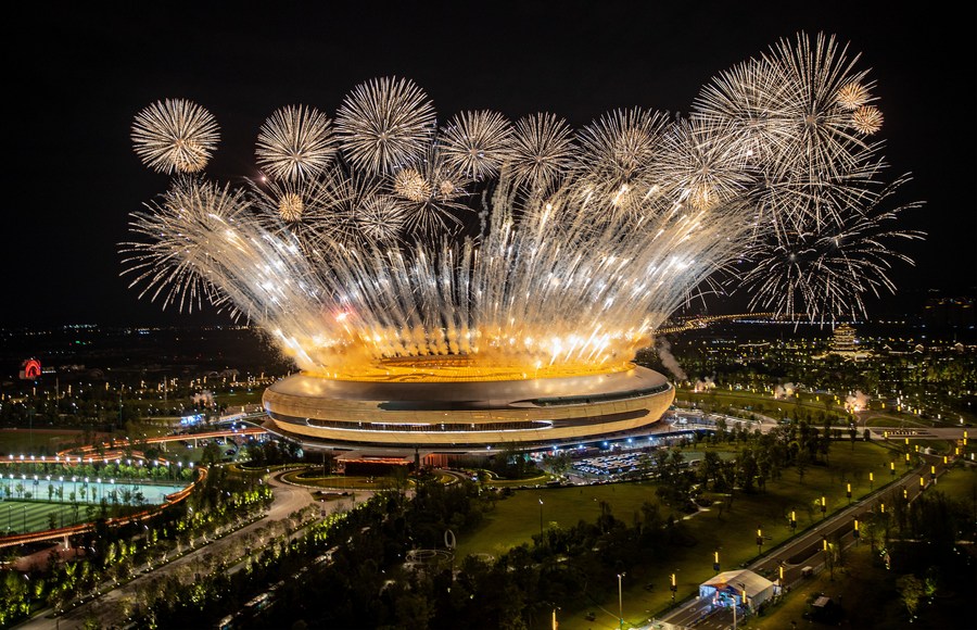 Fuegos artificiales son vistos durante la ceremonia de apertura de la 31a edición de verano de los Juegos Mundiales Universitarios de la FISU, en Chengdu, provincia de Sichuan, en el suroeste de China, el 28 de julio de 2023. (Xinhua/Huang Wei)