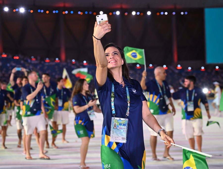 Miembros de la delegación de Brasil marchan durante la ceremonia de apertura de la 31a edición de verano de los Juegos Mundiales Universitarios de la FISU, en Chengdu, en la provincia de Sichuan, en el suroeste de China, el 28 de julio de 2023. (Xinhua/Wang Xi)