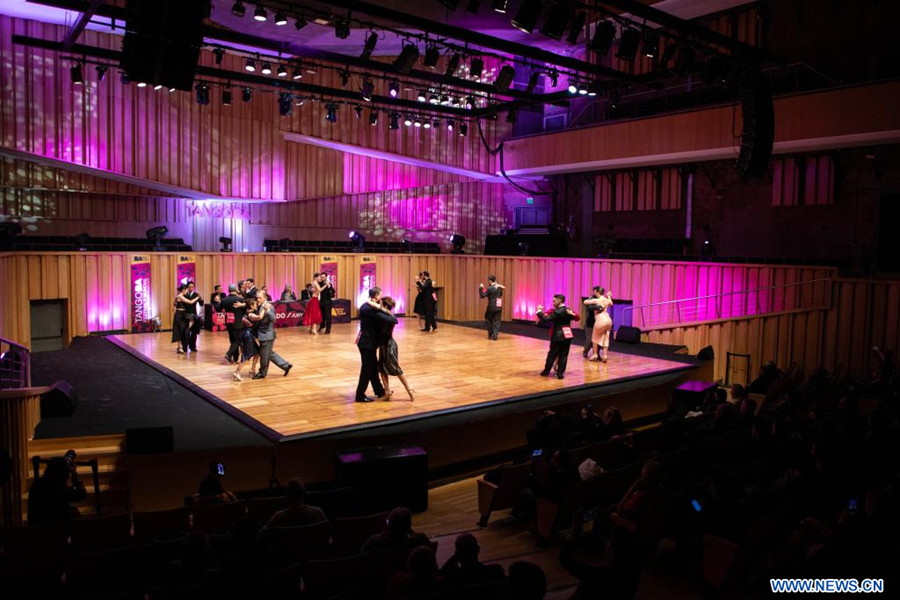 BUENOS AIRES, 25 agosto, 2023 (Xinhua) -- Parejas compiten en la ronda clasificatoria de la categoría de Tango de Pista durante la primera jornada del Mundial de Tango, en la Usina del Arte, en la ciudad de Buenos Aires, capital de Argentina, el 25 de agosto de 2023. Argentina renueva desde esta semana su pasión por el tango, la tradicional música y danza del Río de la Plata, con el Festival y Mundial de Tango de Buenos Aires que se realiza del 23 de agosto al 3 de septiembre en la capital argentina, de acuerdo con la programación de los organizadores. (Xinhua/Martín Zabala) 