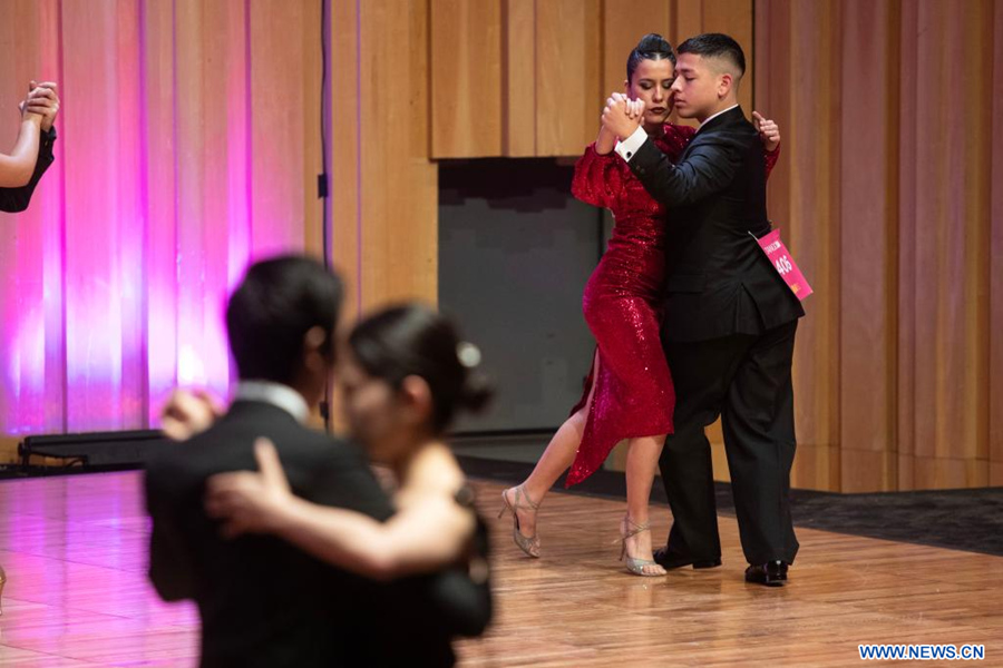 BUENOS AIRES, 25 agosto, 2023 (Xinhua) -- Parejas compiten en la ronda clasificatoria de la categoría de Tango de Pista durante la primera jornada del Mundial de Tango, en la Usina del Arte, en la ciudad de Buenos Aires, capital de Argentina, el 25 de agosto de 2023. Argentina renueva desde esta semana su pasión por el tango, la tradicional música y danza del Río de la Plata, con el Festival y Mundial de Tango de Buenos Aires que se realiza del 23 de agosto al 3 de septiembre en la capital argentina, de acuerdo con la programación de los organizadores. (Xinhua/Martín Zabala) 