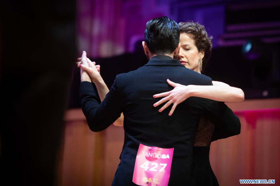  BUENOS AIRES, 25 agosto, 2023 (Xinhua) -- Una pareja compite en la ronda clasificatoria de la categoría de Tango de Pista durante la primera jornada del Mundial de Tango, en la Usina del Arte, en la ciudad de Buenos Aires, capital de Argentina, el 25 de agosto de 2023. Argentina renueva desde esta semana su pasión por el tango, la tradicional música y danza del Río de la Plata, con el Festival y Mundial de Tango de Buenos Aires que se realiza del 23 de agosto al 3 de septiembre en la capital argentina, de acuerdo con la programación de los organizadores. (Xinhua/Martín Zabala) 