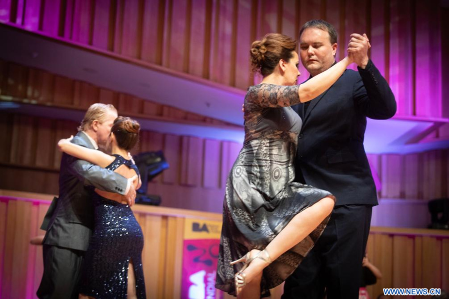 BUENOS AIRES, 25 agosto, 2023 (Xinhua) -- Parejas compiten en la ronda clasificatoria de la categoría de Tango de Pista durante la primera jornada del Mundial de Tango, en la Usina del Arte, en la ciudad de Buenos Aires, capital de Argentina, el 25 de agosto de 2023. Argentina renueva desde esta semana su pasión por el tango, la tradicional música y danza del Río de la Plata, con el Festival y Mundial de Tango de Buenos Aires que se realiza del 23 de agosto al 3 de septiembre en la capital argentina, de acuerdo con la programación de los organizadores. (Xinhua/Martín Zabala)