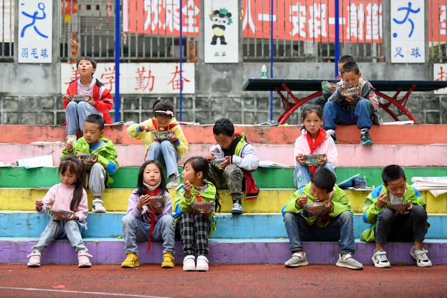 Estudiantes almuerzan en el campus de una escuela primaria en el poblado de Caoke del distrito de Shimian, en la provincia de Sichuan, en el suroeste de China, el 7 de septiembre de 2022. (Xinhua/Xu Bingjie)