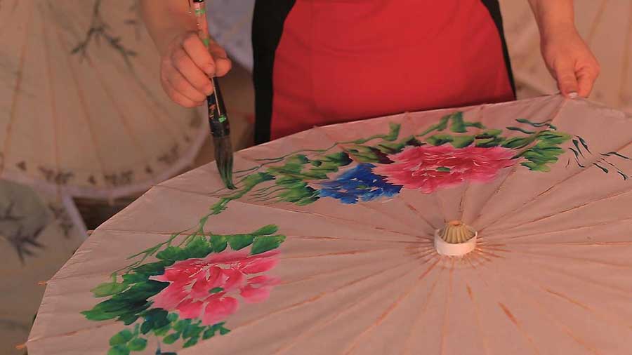 Fabricante de sombrillas tradicionales busca sucesores