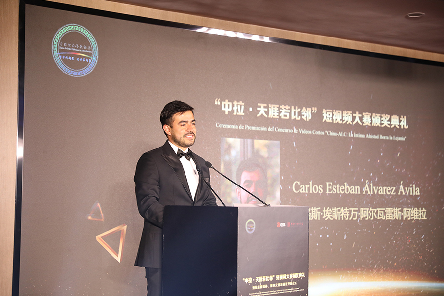 El concursante colombiano y blogguero de video Carlos Esteban álvarez ávila pronuncia un discurso en la premiación.