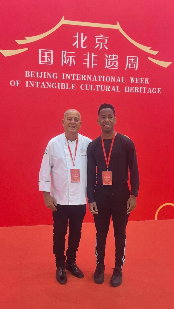 Eddy Fernández Montes, presidente de la Federación Culinaria de Cuba (a la izquierda) y Leiván García, director general del Conjunto Folklórico Nacional representaron a Cuba en la 1a Semana del Patrimonio Cultural Inmaterial Internacional, Beijing, 23 de octubre del 2023. (Foto: cortesía)