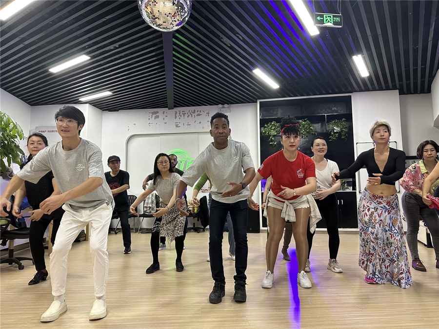 Li Wenfei (primero a la izquierda) y Wei Xiaoxia (tercera desde la izquierda), maestros chinos de ritmos cubanos, comparten un taller sobre la rumba que impartió el maestro Leiván, director general del Conjunto Folklórico Nacional de Cuba, en la sede del proyecto Mapa Salsero, Beijing, 25 de octubre del 2023. (Foto: cortesía)