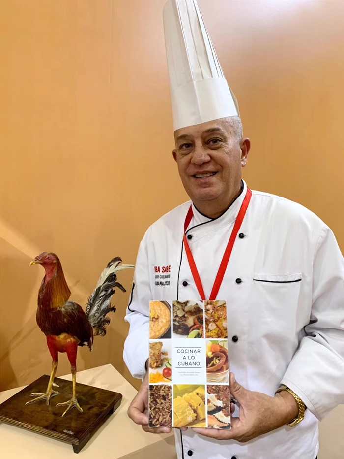Durante la 1a Semana del Patrimonio Cultural Inmaterial Internacional, el reconocido chef Eddy Fernández Montes, presidente de la Federación Culinaria de Cuba, promovió su libro “Cocinar a lo cubano”, Beijing, 25 de octubre del 2023. (Foto: cortesía)