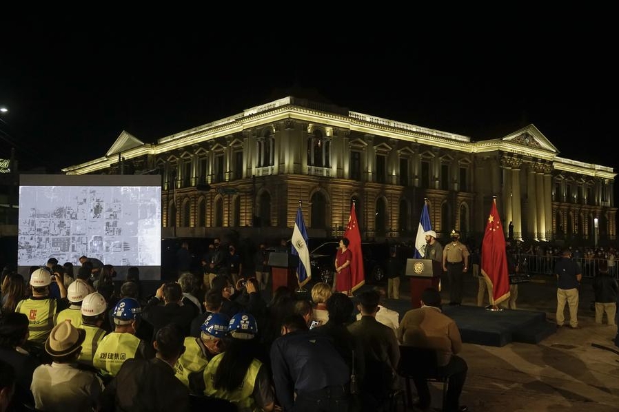 Imagen del 3 de febrero de 2022 del presidente salvadore?o, Nayib Bukele (d-atrás), hablando en presencia de la embajadora de China en El Salvador, Ou Jianhong (i-atrás), durante la colocación de la primera piedra de la nueva Biblioteca Nacional del país, en el Centro Histórico de San Salvador, El Salvador.  (XinhuaAlexander Pe?a)