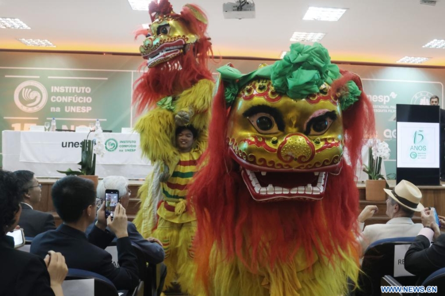 SAO PAULO, 14 noviembre, 2023 (Xinhua) -- Imagen del 13 de noviembre de 2023 de personas realizando la danza del león durante la celebración del 15o aniversario del Instituto Confucio de la Universidad Estatal Paulista, en Sao Paulo, Brasil. (Xinhua/Rahel Patrasso)