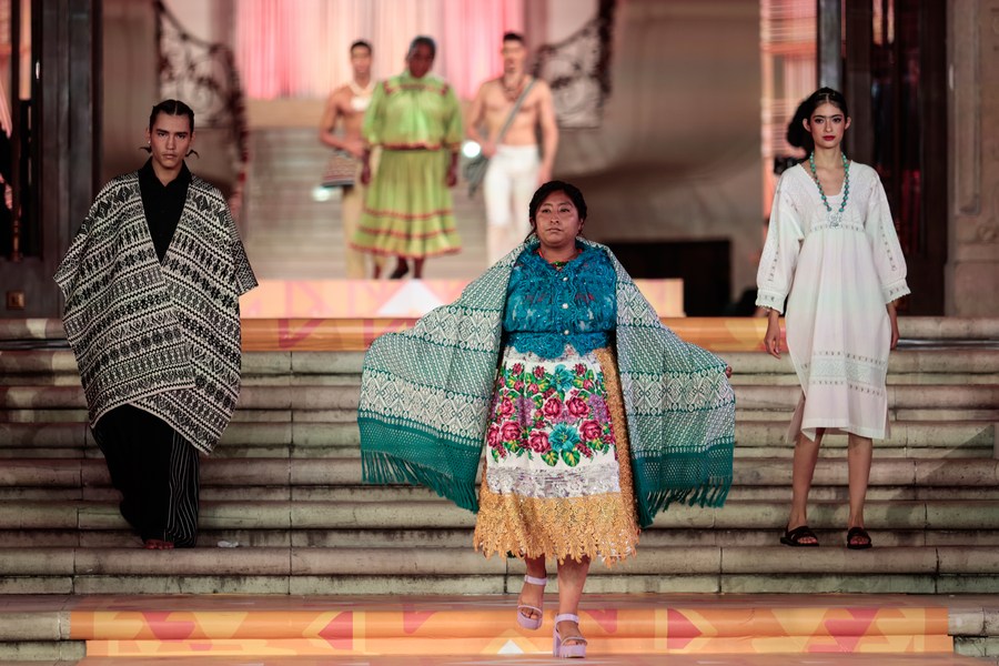 Imagen del 16 de noviembre de 2023 de modelos presentando creaciones en la pasarela durante la ceremonia de inauguración del evento ORIGINAL, Encuentro de Arte Textil Mexicano, en el Complejo Cultural Los Pinos, en la Ciudad de México, capital de México. (Xinhua/Alejandro Medina)