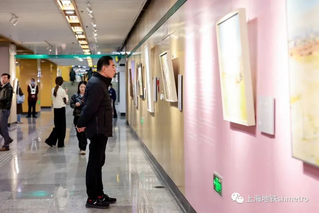 Reproducciones de obras del realismo espa?ol se exhiben en estación del metro de Shanghai