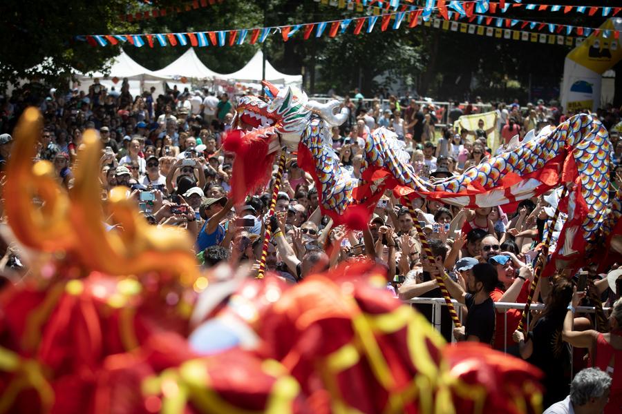  Artistas marciales de la Asociación Lung Chuan, realizan una "Danza del Dragón", durante las celebraciones del A?o Nuevo Lunar chino, en la Plaza Parques Nacionales Argentinos, en Buenos Aires, capital de Argentina, el 22 de enero de 2023. (Xinhua/Martín Zabala) 