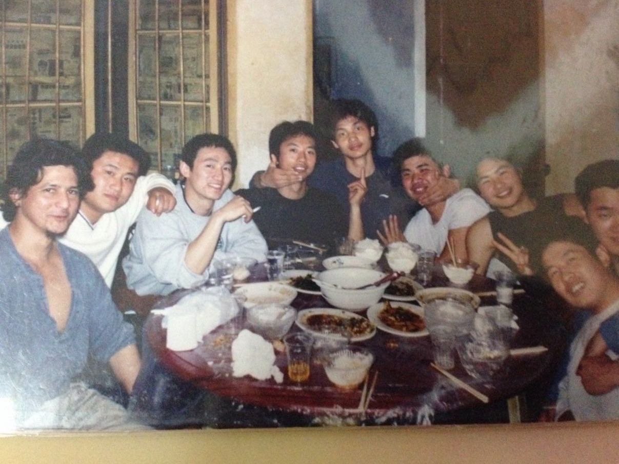 Carlos Castillo (primero a la derecha) junto a sus compa?eros chinos durante la celebración del Festival de la Primavera en Wuhan, 2007.