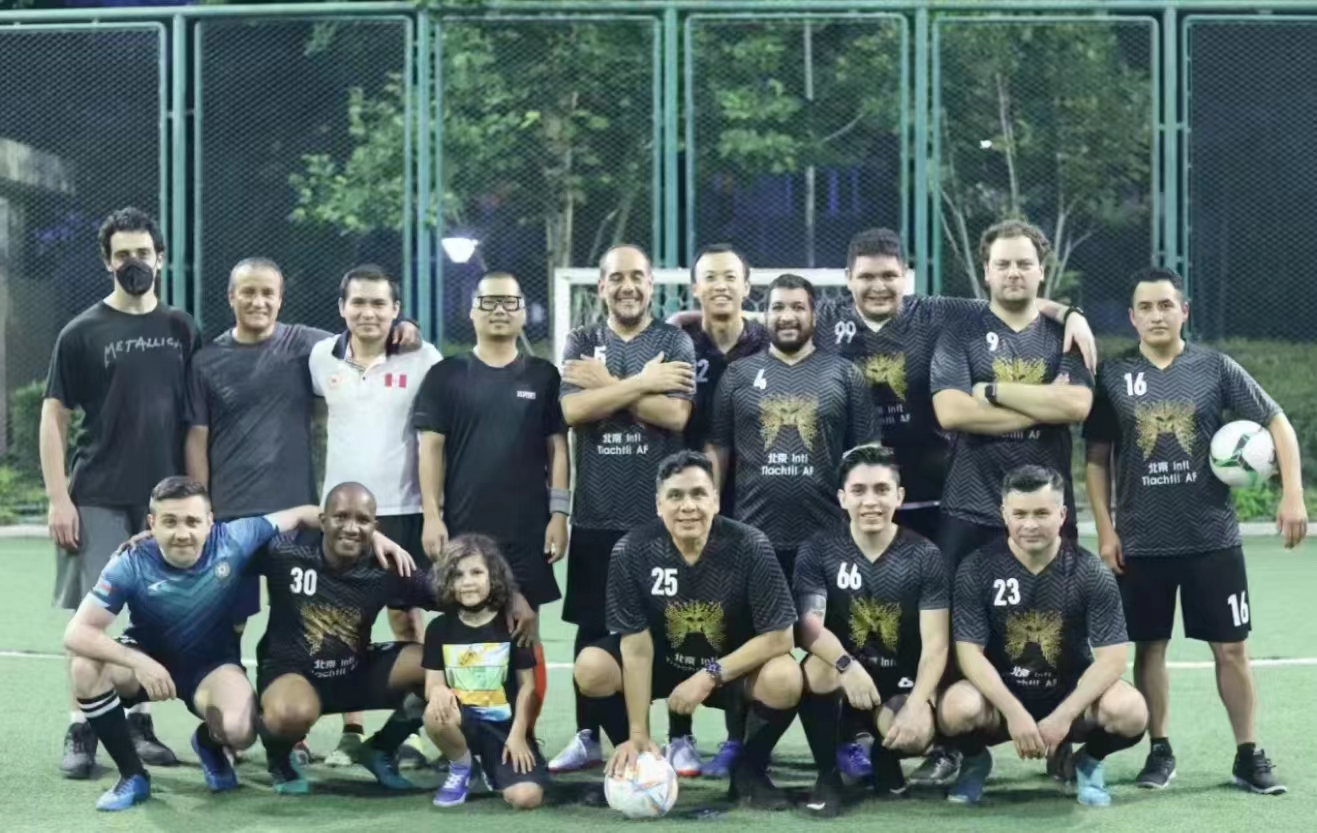 Héctor Villagrán (al centro), junto a amigos latinoamericanos y chinos durante un partido de fútbol en Beijing. (Foto: cortesía)