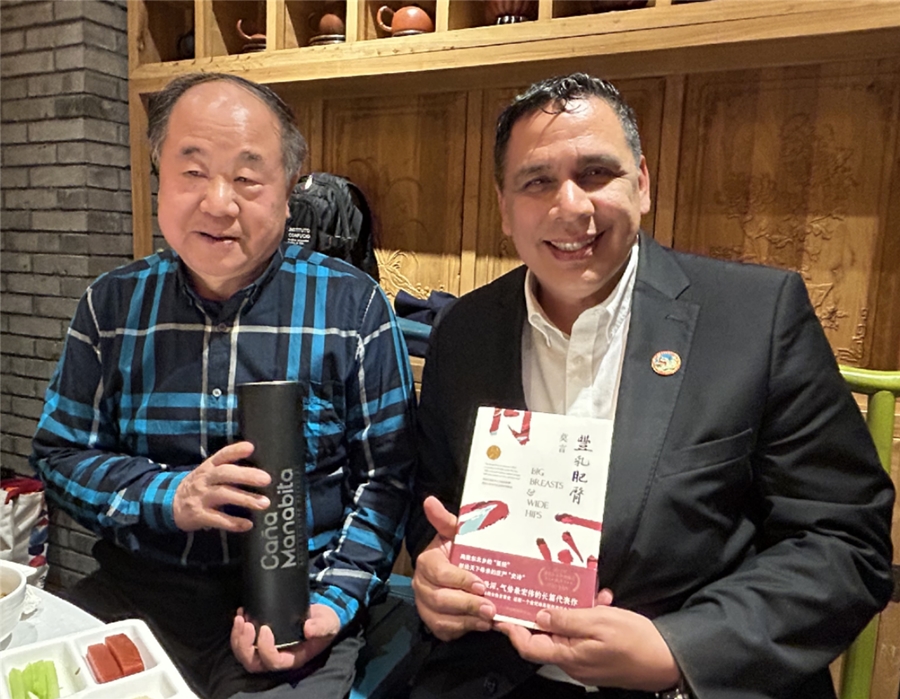 Héctor Villagrán junto al escritor chino Mo Yan, Premio Nobel de Literatura. (Foto: cortesía)