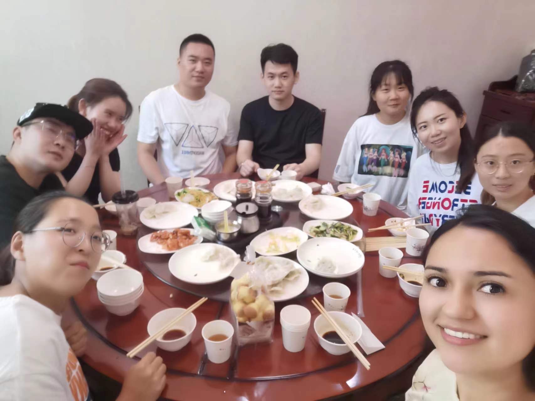 Paola Pereira celebra junto a sus compa?eros chinos de la maestría en economía agrícola, Harbin, provincia de Heilongjiang. (Foto: Cortesía)