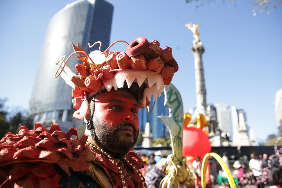 Un hombre caracterizado participa en el séptimo Concurso de Disfraces "Feliz A?o Nuevo Chino 2024, A?o del Dragón", en la Ciudad de México, capital de México, el 4 de febrero de 2024. (Xinhua/ Francisco Ca?edo) 