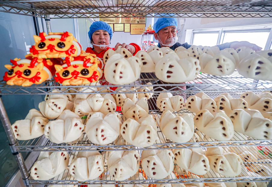 La gente de Rongcheng, provincia de Shandong, prepara bobos, un tipo de bollo al vapor popular durante el festival del A?o Nuevo Chino. [Foto de Li Xinjun / para chinadaily.com.cn]