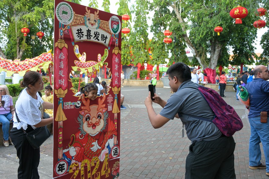 Imagen de turistas tomando fotografías en el marco del Festival de la Primavera en la ciudad de David, capital de la provincia de Chiriquí, Panamá, el 18 de febrero de 2024. (Xinhua/Chen Haoquan).