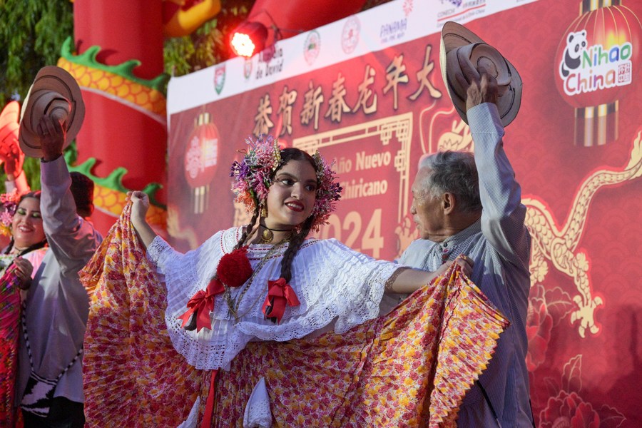 Un grupo de bailarines vestidos con trajes nacionales paname?os actúan durante la celebración del Festival de la Primavera en la ciudad de David, capital de la provincia de Chiriquí, Panamá, el 18 de febrero de 2024. (Xinhua/Chen Haoquan).