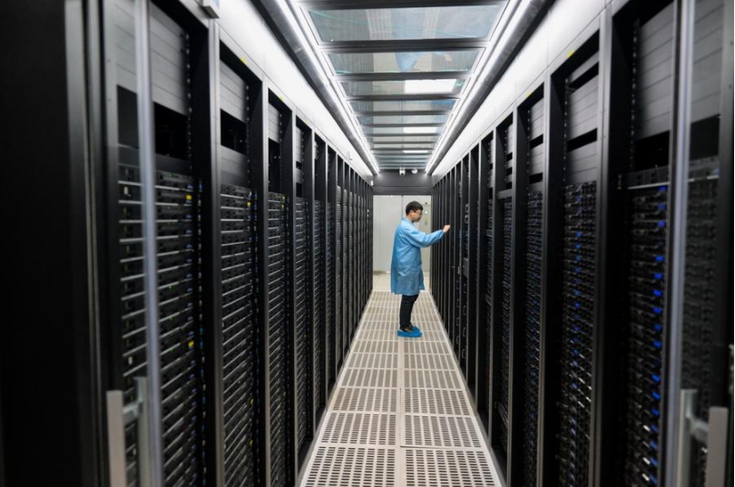 Un empleado revisa los equipos de una compa?ía de informática de alto rendimiento en Horinger, de la ciudad de Hohhot, en Mongolia Interior, al norte de China, el 28 de noviembre de 2023. (Xinhua/Li Zhipeng)