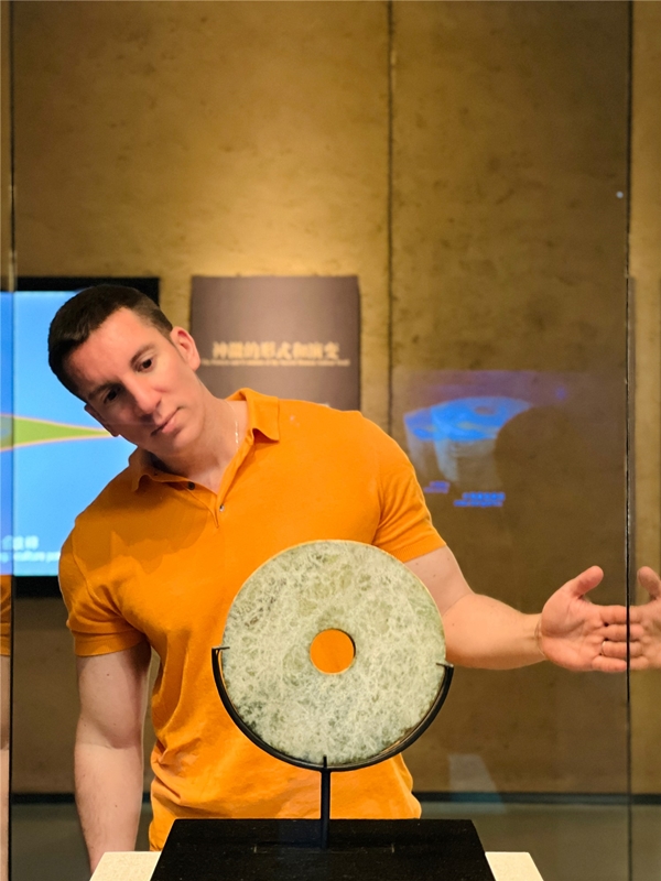 Imagen de álvaro visitando el Museo de la Cultura de Liangzhu, en Hangzhou, provincia china de Zhejiang. Foto por Dake, Diario del Pueblo digital.