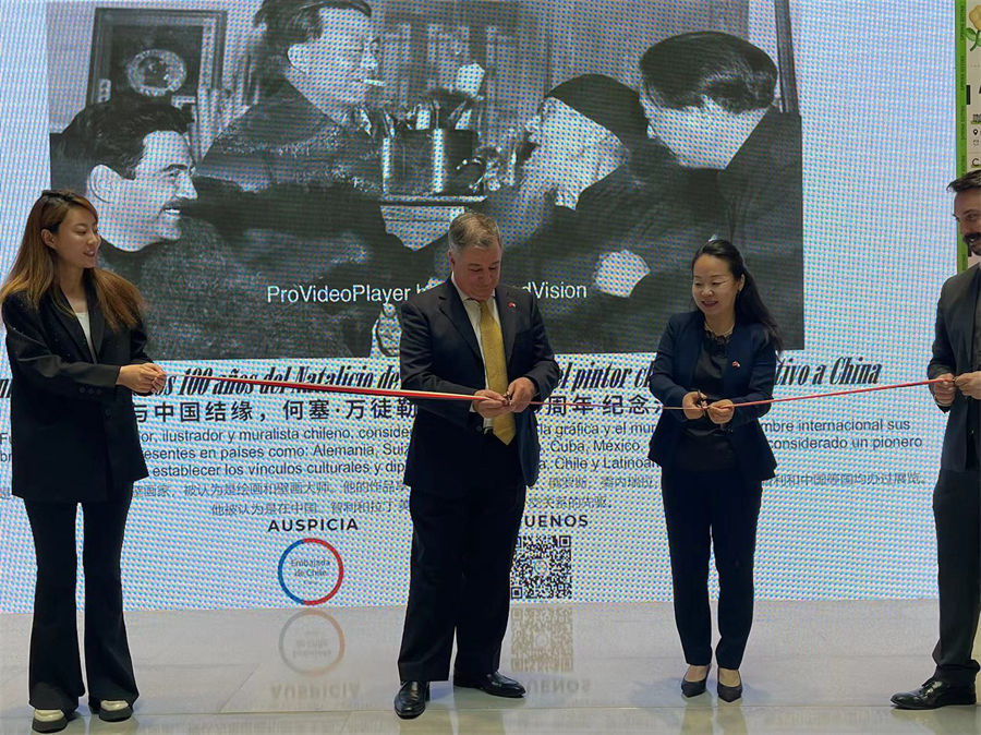Sergio Valenzuela, Ministro Consejero de la Embajada de Chile en China, y Wang Yuli, del Centro de Investigación de “La Franja y La Ruta”, perteneciente a la Academia de Ciencias Sociales de China, cortan la cinta durante la ceremonia de inauguración, de la exposición que conmemora el centenario del pintor José Venturelli, Beijing, 26 de abril del 2024. (Foto: YAC)