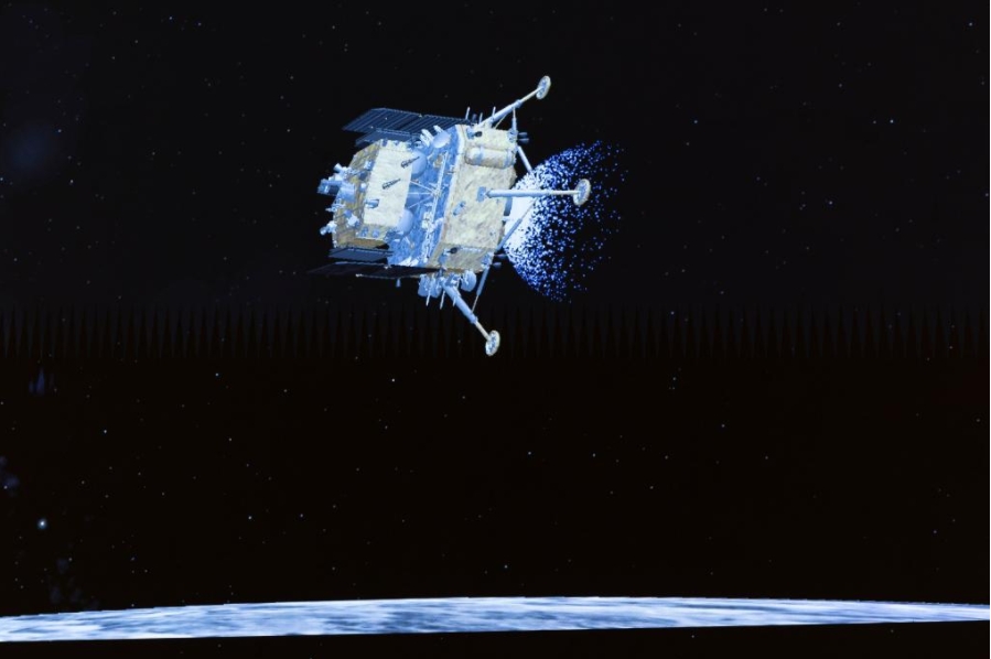 BEIJING, 2 junio, 2024 (Xinhua) -- Imagen tomada de una animación de video en el Centro de Control Aeroespacial de Beijing (BACC, por sus siglas en inglés), el 2 de junio de 2024 de la combinación de módulos de alunizaje y ascenso de la sonda Chang'e-6 antes de alunizar en la cara oculta de la Luna. La sonda Chang'e-6 de China se posó en la cara oculta de la Luna el domingo por la ma?ana, y recogerá muestras de esta zona raramente explorada por primera ocasión en la historia humana, anunció la Administración Nacional del Espacio de China (CNSA, siglas en inglés). Con el apoyo del satélite retransmisor Queqiao-2, la combinación de módulos de alunizaje y ascenso de la sonda Chang'e-6 de China logró posarse con éxito en la zona de alunizaje designada a las 6:23 a.m. (hora de Beijing) en la Cuenca Aitken del Polo Sur. (Xinhua/Jin Liwang)