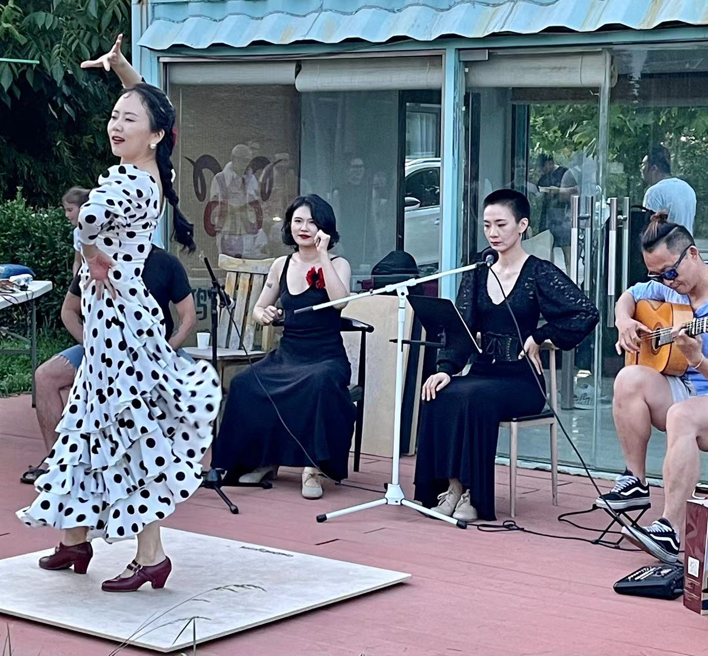 Actuación del grupo chino Loco Flamenco durante la inauguración de la Galería de Arte Latinoamericano y Residencia de Artistas de Mil Gotas, ubicada en la zona de creación artística Songzhuang, Beijing, 15 de junio del 2024. (Foto: YAC)