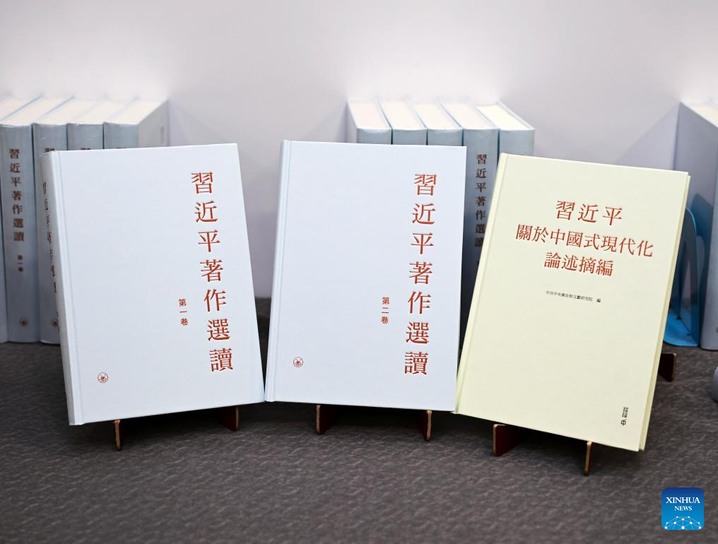 Imagen del 17 de julio de 2024 de los tres libros sobre obras y declaraciones del presidente chino, Xi Jinping, impresos en caracteres tradicionales chinos durante la ceremonia de presentación, en Hong Kong, en el sur de China. Tres libros sobre obras y declaraciones del presidente de China, Xi Jinping, impresos en caracteres tradicionales chinos fueron presentados el miércoles en la inauguración de la Feria del Libro de Hong Kong. (Xinhua/Zhu Wei)
