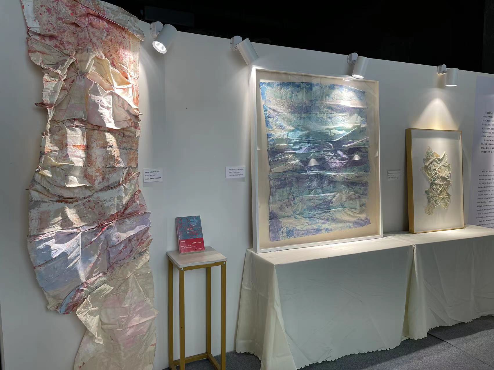 Obras de María José Morandé que integran la exposición “Comida y Telas: la bodega cultural entre Chile y China”, en el Centro Internacional de Finanza Ping An de Beijing，13 de agosto del 2024. (Foto: YAC) 