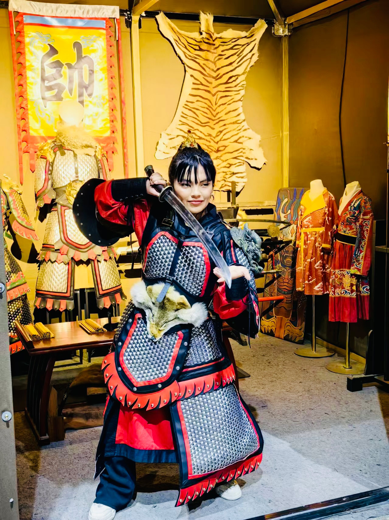 Grupo de periodistas extranjeros visita el área Cultural Han en Xuzhou y experimenta la historia viva de la ciudad