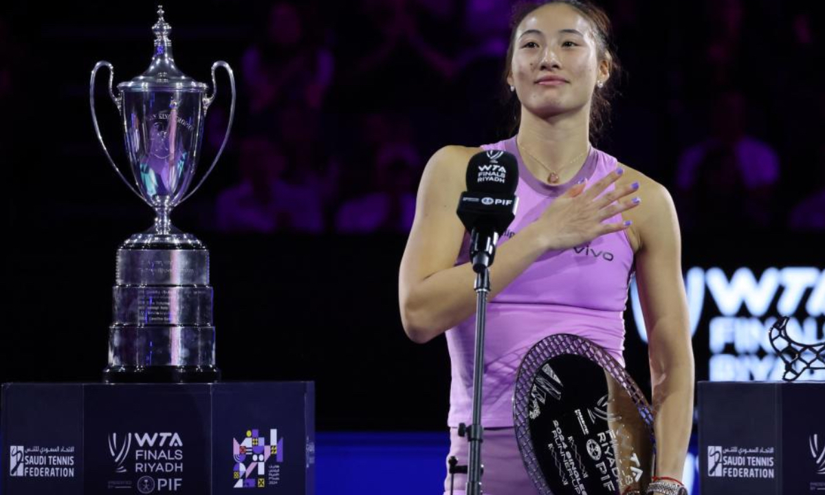 Zheng Qinwen de China habla con la audiencia durante la ceremonia de premiación del partido final contra Coco Gauff de EE.UU en el torneo de tenis WTA Finals en Riad, Arabia Saudita, el 9 de noviembre. Foto: Xinhua/Wang Haizhou