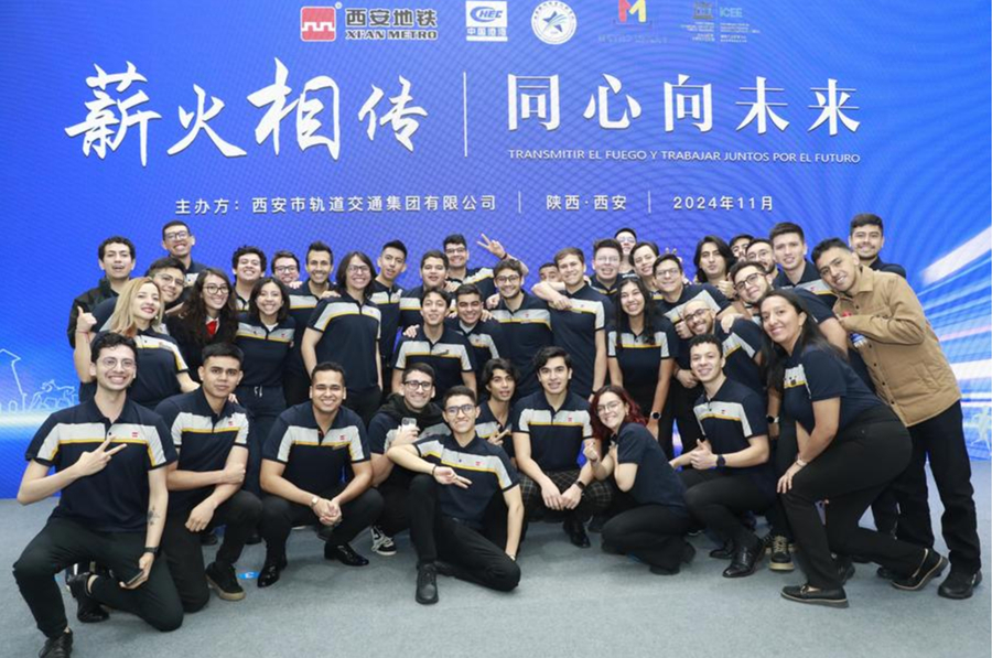 Estudiantes provenientes de Bogotá, Colombia, posan para tomar una foto como parte de un programa de capacitación en operación de metro en Xi