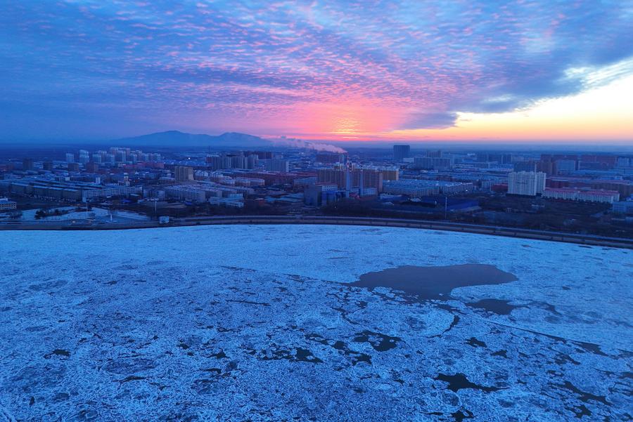 Fotografía aérea tomada con un dron mostrando una vista del río Songhua cubierto de hielo flotante en la ciudad de Fujin, provincia de Heilongjiang, en el noreste de China, el 19 de noviembre de 2024. (Xinhua/Qu Yubao)