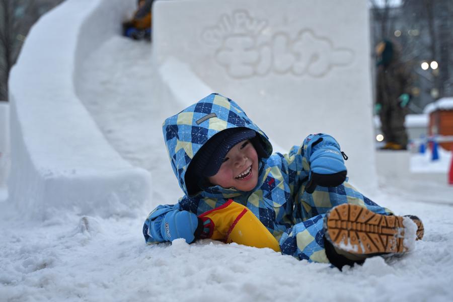 Un ni?o se desliza por un tobogán de nieve durante el 73o Festival de Nieve de Sapporo en el Parque Odori en Sapporo, Japón, el 6 de febrero de 2023.  (Xinhua/Zhang Xiaoyu)