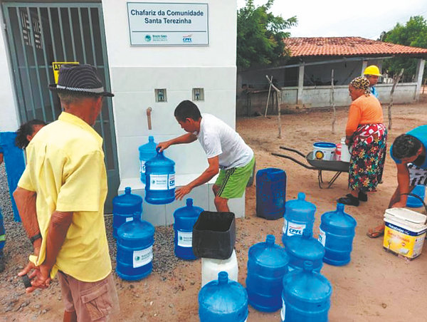 Los aldeanos obtienen agua potable del grifo del proyecto. [Foto: proporcionada a China Daily]