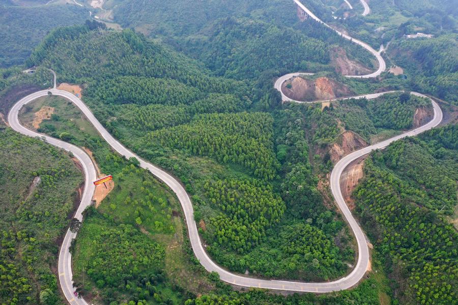 Vista aérea del 7 de mayo de 2022 de un carretera de monta?a en el distrito de Fengshan, en la región autónoma de la etnia zhuang de Guangxi, en el sur de China. (Xinhua/Lu Boan) 