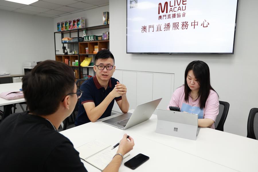 Imagen de archivo mostrando a Fu Tang Long (C) junto a sus colegas durante una reunión en Macao, en el sur de China, el 15 de septiembre de 2022.  (Xinhua)