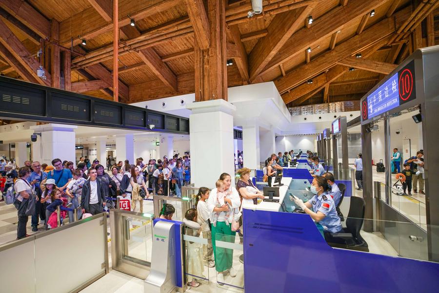 Imagen del 1 de mayo de 2024 de pasajeros entrantes pasando a través del control fronterizo en el Aeropuerto Internacional Phoenix de Sanya, en Sanya, en la provincia de Hainan, en el sur de China. (Xinhua/Meng Xushun) 